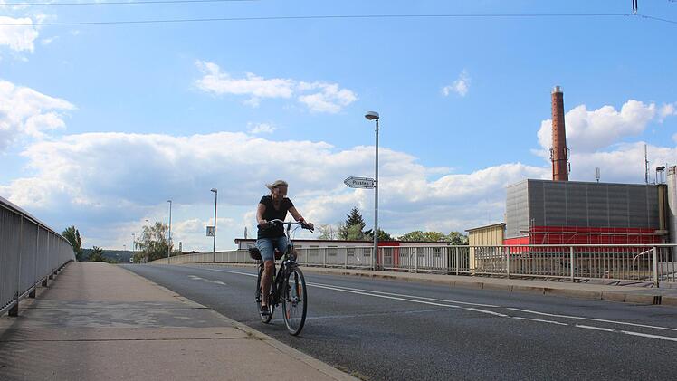 Dauerstreitpunkt Piastenbrücke: Keine RadwegeDer Allgemeine Deutsche Fahrrad-Club (ADFC) Forchheim kritisiert, dass es auf der Piastenbrücke keine Fahrradwege gibt, obwohl dort starker Kfz-und Radverkehr herrscht. Auch mit dem geplanten Neubau der Brücke durch die Deutsche Bahn sind keine vorgesehen. Die Radexperten schlagen vor, nach der Übergabe der Brücke an die Stadt, Radwege ansetzen mit sogenannten "Kragplatten". Foto: Ronald Heck