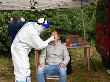 Mit einer mobilen Abstrichstelle waren in den letzten Wochen alle Alten- und Pflegeheime in der Region angefahren worden, um Bewohner und Personal auf das Corona-Virus zu testen.  Foto: Archiv/Uschi Prawitz