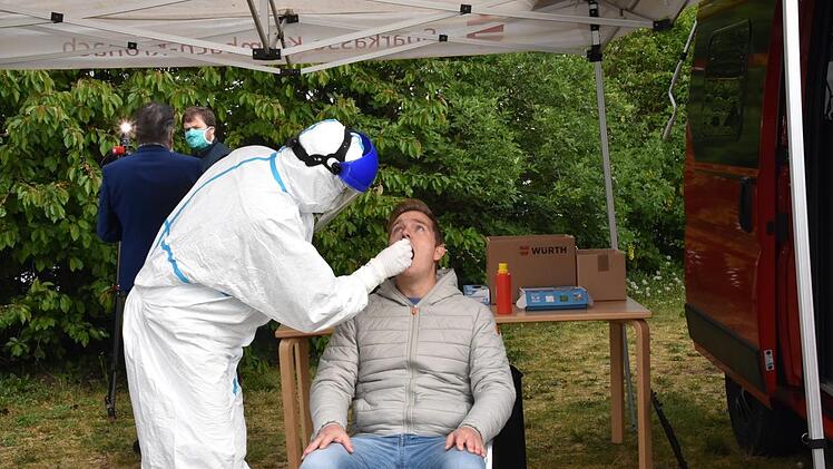 Mit einer mobilen Abstrichstelle waren in den letzten Wochen alle Alten- und Pflegeheime in der Region angefahren worden, um Bewohner und Personal auf das Corona-Virus zu testen.  Foto: Archiv/Uschi Prawitz