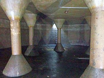 Blick in das bisherige Regenüberlaufbecken mit seinen maroden Stützen im Pumpwerk Schmölz I. Es wird zukünftig zum Regenrückhaltebecken umgebaut, wozu die Stützen und die Decke entfernt werden.  Foto/Repro: K.- H. Hofmann