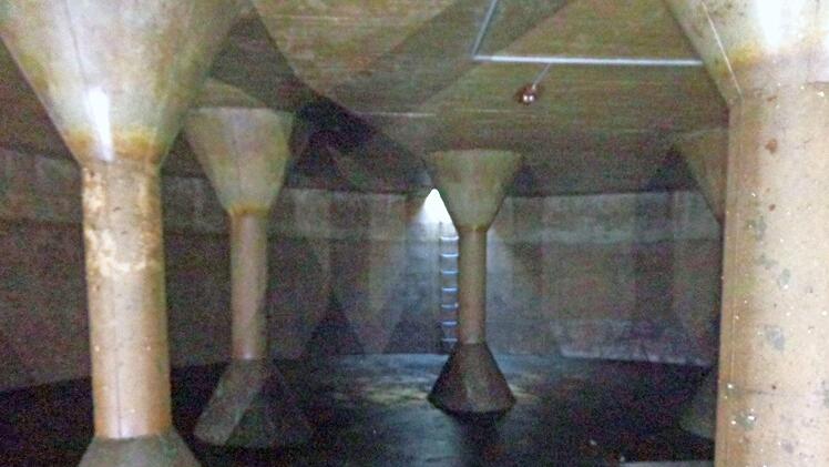 Blick in das bisherige Regenüberlaufbecken mit seinen maroden Stützen im Pumpwerk Schmölz I. Es wird zukünftig zum Regenrückhaltebecken umgebaut, wozu die Stützen und die Decke entfernt werden.  Foto/Repro: K.- H. Hofmann