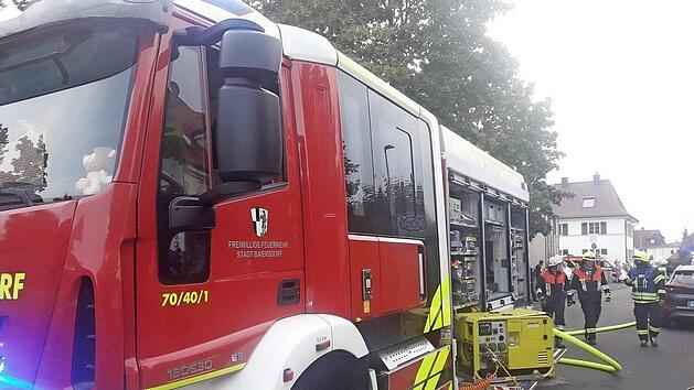 In der Sudetenstraße in Baiersdorf brannte es Mittwochabend. Das Feuer brach in der Wohnung eines Manns aus, der gerade auf der Couch lag und schlief. Foto: Feuerwehr Baiersdof
