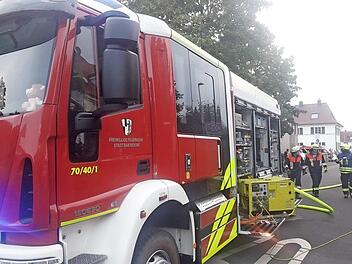 In der Sudetenstraße in Baiersdorf brannte es Mittwochabend. Das Feuer brach in der Wohnung eines Manns aus, der gerade auf der Couch lag und schlief. Foto: Feuerwehr Baiersdof