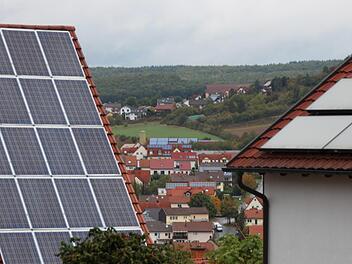 Photovoltaikanlagen gib es schon einige in Nüdlingen. Die Gemeinde sieht Luft nach oben.  Foto: Ellen Mützel