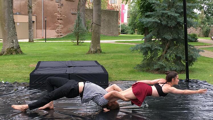 Die Artistinnen Mia Simon und Tschuo Witschel vom Circus Luna verzauberten das Publikum. Foto:  Angelika Despang