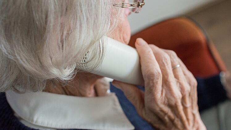 frau alt telefon dame betrug telefonieren hand