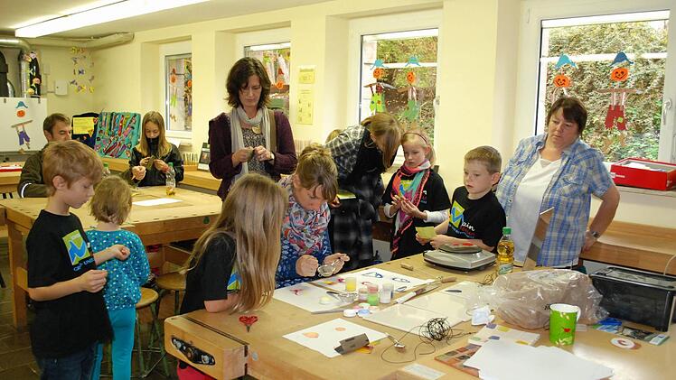 Reges Treiben herrschte in der Schmuckwerkstatt wo die Kinder farbenfrohe                     Schmuckanhänger herstellten