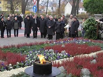 Die Gruppe derer, die zur Gedenkfeier am Volkstrauertag kommen, wird von Jahr zu Jahr kleiner. Doch die Erinnerung ist wichtig, mahnte Oberbürgermeister Henry Schramm. Fotos: Sonja Adam