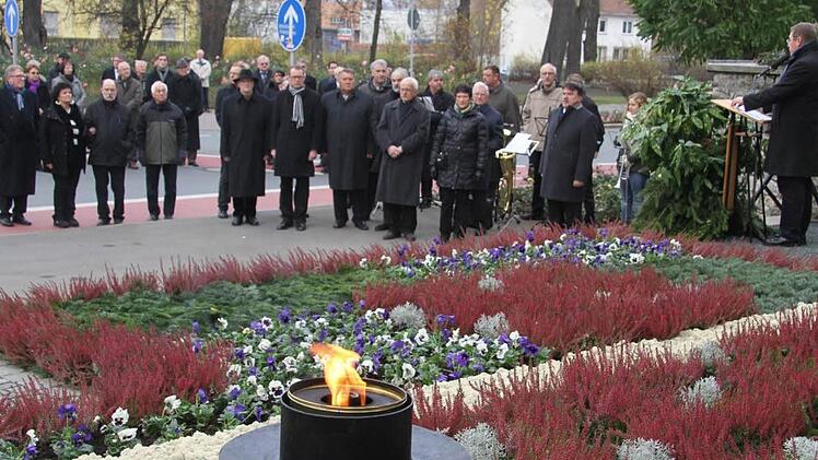 Die Gruppe derer, die zur Gedenkfeier am Volkstrauertag kommen, wird von Jahr zu Jahr kleiner. Doch die Erinnerung ist wichtig, mahnte Oberbürgermeister Henry Schramm. Fotos: Sonja Adam