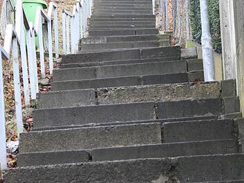 Eine der Sanierungsfälle in der Stadt: Mit bloßem Auge ist zu erkennen, dass die unterste und die oberste Stufe der Treppe zwischen Friedrich-List- und Salinenstraße nicht parallel verlaufen. Fotos: Ralf Ruppert