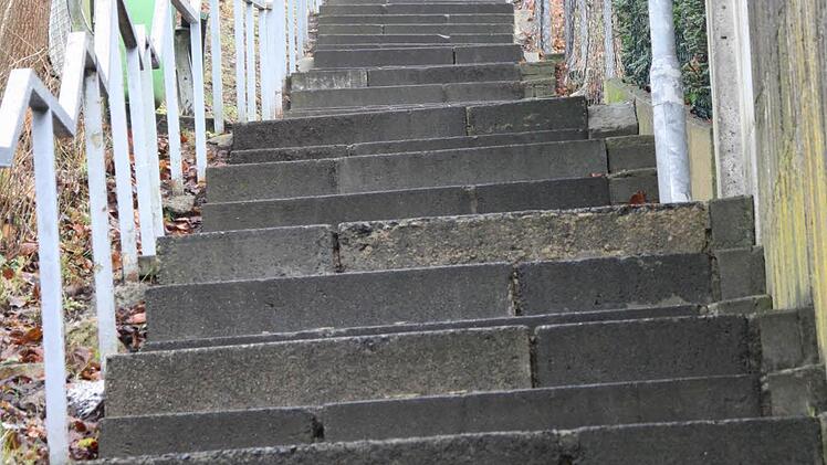 Eine der Sanierungsfälle in der Stadt: Mit bloßem Auge ist zu erkennen, dass die unterste und die oberste Stufe der Treppe zwischen Friedrich-List- und Salinenstraße nicht parallel verlaufen. Fotos: Ralf Ruppert