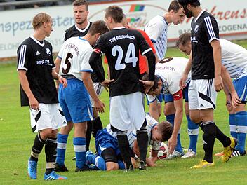 Kreisliga 1 ER/PEG: Trotz absoluter Dominanz mussten sich die Gastgeber vom FC Herzogenaurach (weiße Trikots) dem letztjährigen Vizemeister aus Röttenbach knapp mit 0:1 geschlagen geben.Fotos: herzopress/Picturedreams