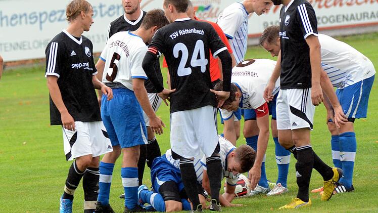 Kreisliga 1 ER/PEG: Trotz absoluter Dominanz mussten sich die Gastgeber vom FC Herzogenaurach (weiße Trikots) dem letztjährigen Vizemeister aus Röttenbach knapp mit 0:1 geschlagen geben.Fotos: herzopress/Picturedreams