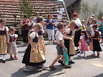 Tanz der Rhönklub-Jugend zur 850-Jahr-Feier in Wartmannsroth. Foto: Gerd Schaar/Archiv