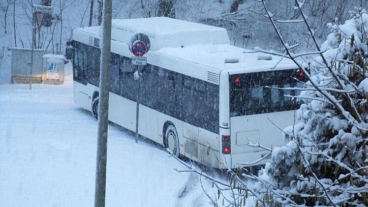 Auch die Busse hatten beim heftigen Schneefall gestern ihre Probleme, wie hier im Pilgramsroth. Foto: Hilmar Zuch