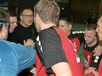 An der Entschlossenheit von Trainer Matthias Batzner (Dritter von links) und seinen Spielern soll es nicht fehlen, wenn die Eberner Handballer in die entscheidende Phase des Abstiegskampfs gehen.  Foto: Wolfgang Dietz
