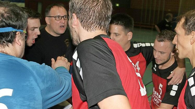 An der Entschlossenheit von Trainer Matthias Batzner (Dritter von links) und seinen Spielern soll es nicht fehlen, wenn die Eberner Handballer in die entscheidende Phase des Abstiegskampfs gehen.  Foto: Wolfgang Dietz