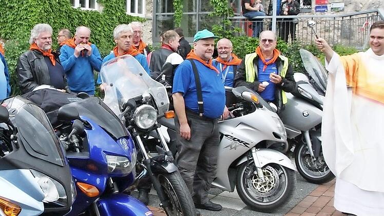 Pfarrer Detlev Pötzl segnet auf Burg Feuerstein die Wallfahrer vor dem Aufbruch. Fotos: Franz Galster