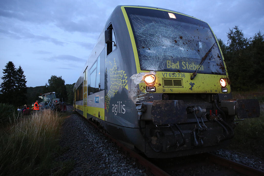 Traktor kracht in Zug - Glücklicherweise lediglich Zuginsassin und Traktorfahrer verletzt – Kollision erfolgte an unbeschranktem Bahnübergang – Unfallursache noch unklar – Großaufgebot an Rettungskräften alarmiert