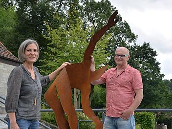 Thea Keßler und Bernhard Gößmann-Schmitt vor einem Kunstwerk, das auf dem Ramsthaler Friedhof zu sehen war.  Foto: Björn Hein