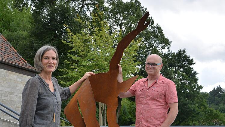 Thea Keßler und Bernhard Gößmann-Schmitt vor einem Kunstwerk, das auf dem Ramsthaler Friedhof zu sehen war.  Foto: Björn Hein