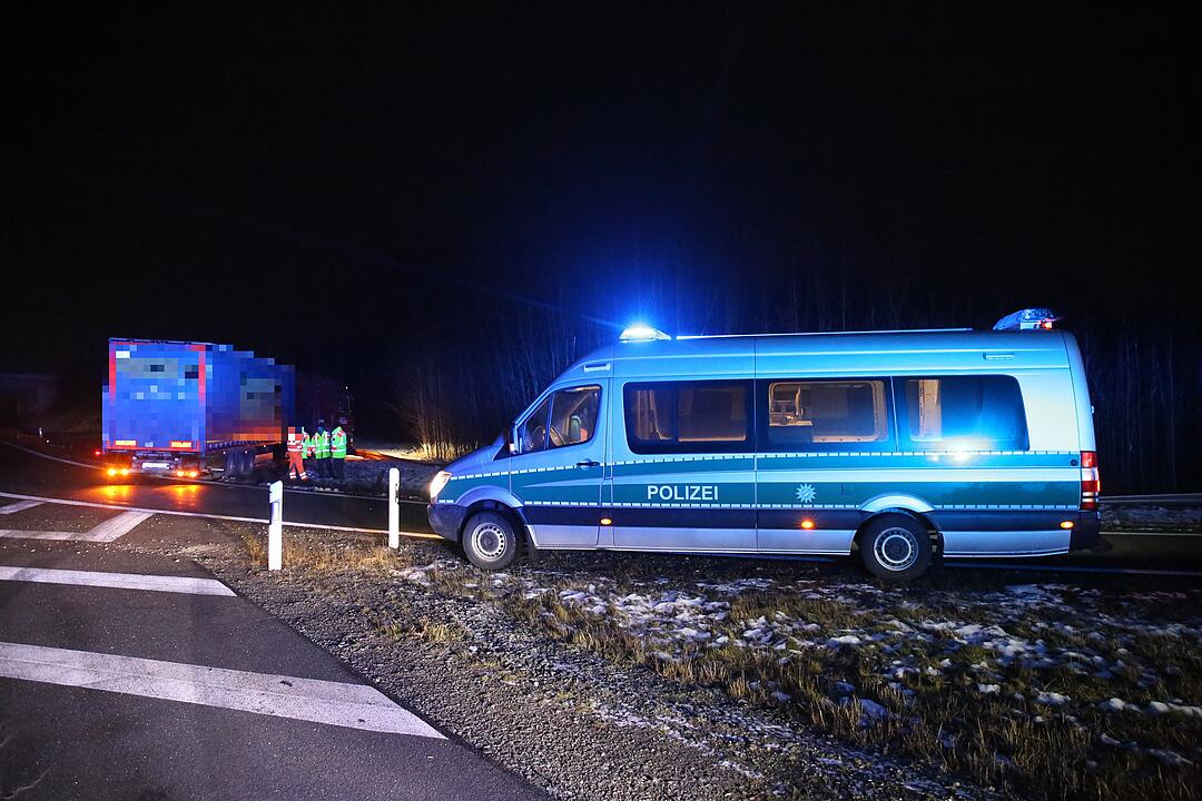 Sattelzug walzt Leitplanke nieder