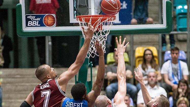 Vier Hände greifen nach dem Ball (v. l.): Alex King, Jordan Sibert, Maik Zirbes und Jonas Wohlfarth-Bottermann beim Rebound  Foto: Fabian Sommer/dpa