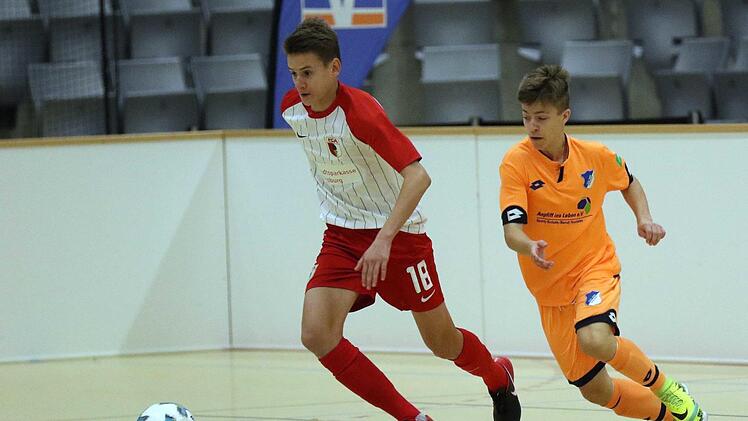 Auch in diesem Jahr sind der FC Augsburg (weißes Trikot) und die TSG Hoffenheim wieder bei den U15-Junioren in Coburg vertreten. In dieser Altersklasse gesellen sich vier weitere Erstligisten dazu.  Foto: Timo Geldner