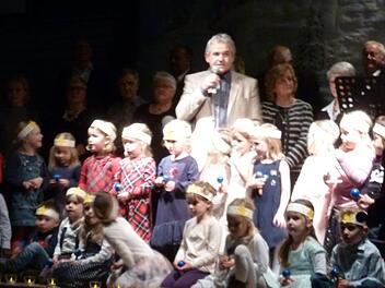 Die Kinder aus der Mittagsbetreuung und aus der musikalischen Früherziehung ließen sich von Bürgermeister Ludwig Nagel gesanglich unterstützen.    Foto: Thomas Schöbel