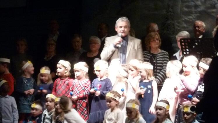 Die Kinder aus der Mittagsbetreuung und aus der musikalischen Früherziehung ließen sich von Bürgermeister Ludwig Nagel gesanglich unterstützen.    Foto: Thomas Schöbel