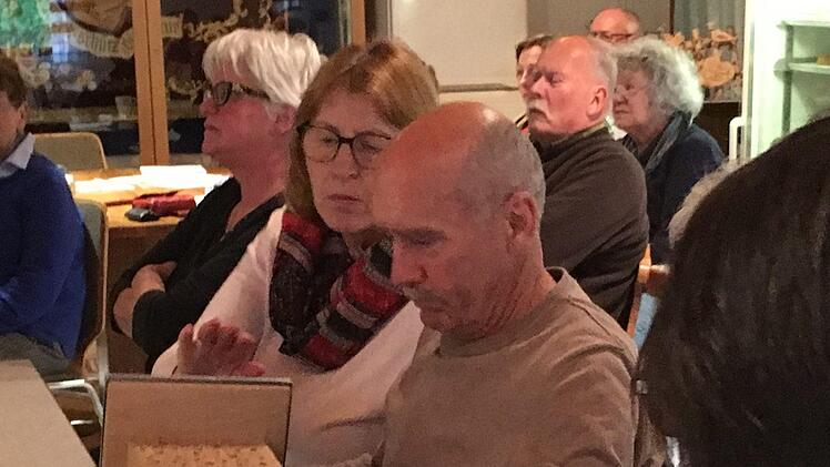 Die Besucher nehmen eine Nisthilfe unter die Lupe. Kerstin Väth