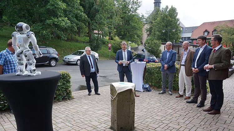 Präsentation des neuen   Geodätischen Referenzpunkts auf dem Kreuzberg  durch den Präsident des Landesamts für Digitalisierung, Breitband und  Vermessung Wolfgang Bauer (zweiter von links) und Albert Köder (Leiter  des Amts für Digitalisierung, Breitband und Vermessung Bad Kissingen mit  seiner Außenstelle in Bad Neustadt, links). Foto: Marion Eckert