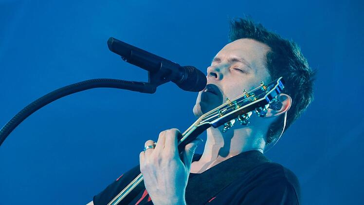 Michael Patrick Kelly begeisterte am Sonntagabend auf dem Schlossplatz.  Obwohl das Konzert wegen eines Gewitters unterbrochen werden musste, feierten die Besucher bis zum Schluss.Matthias Hoch