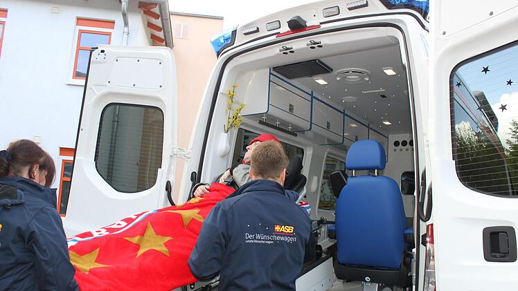 Der Wünschewagen ist freundlich eingerichtet, damit sich die Patienten wohlfühlen.