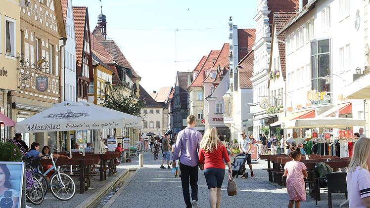 Nach Monaten des Corona-Lockdowns füllt sich die Forchheimer Innenstadt allmählich  wieder. Doch die Konsumlaune der Kunden ist noch gedämpft. Fotos: Barbara Herbst