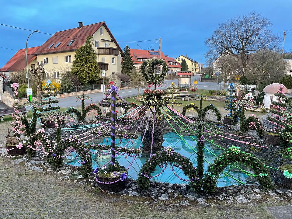 Osterbrunnen in der fränkischen Schweiz wieder geschmückt