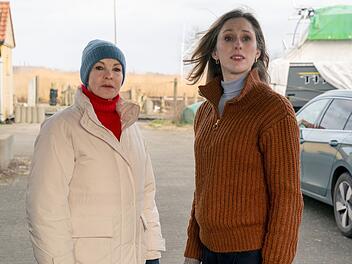 Ermittlerin Ellen Norgaard (Rikke Lylloff, rechts) ist im "Usedom-Krimi" zurück. Karin Lossow (Katrin Sass) freut sich darüber sehr.
