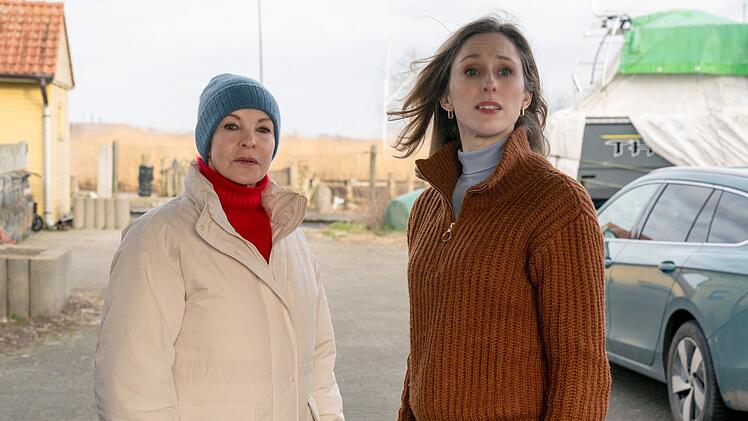 Ermittlerin Ellen Norgaard (Rikke Lylloff, rechts) ist im "Usedom-Krimi" zurück. Karin Lossow (Katrin Sass) freut sich darüber sehr.