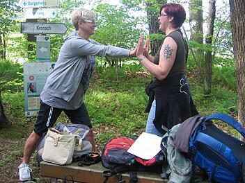 Bei der Gesundheitswanderung werden mehrere Aspekte mit Gymnastikübungen einbezogen. Zum Beispiel Bewegung im Einklang mit Balance, Rückentraining und Emotion. Fotos: K.-H. Hofmann