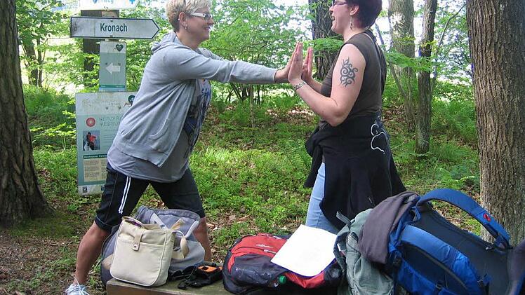 Bei der Gesundheitswanderung werden mehrere Aspekte mit Gymnastikübungen einbezogen. Zum Beispiel Bewegung im Einklang mit Balance, Rückentraining und Emotion. Fotos: K.-H. Hofmann