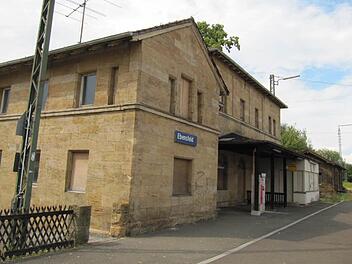 Die Steine des Ebensfelder Bahnhofs, der wegen des Baus der ICE-Trasse im Sommer 2014 abgerissen wird, vermittelt nicht die Marktgemeinde, sondern die Abbruchfirma selbst.