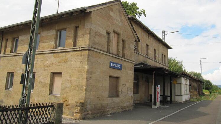 Die Steine des Ebensfelder Bahnhofs, der wegen des Baus der ICE-Trasse im Sommer 2014 abgerissen wird, vermittelt nicht die Marktgemeinde, sondern die Abbruchfirma selbst.
