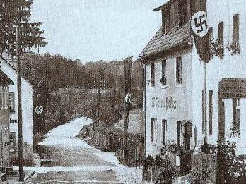 Auch im Kreis Forchheim wurde 1933 das kommende neue Reich blindlings gefeiert: Gößweinstein mit Beflaggung  Repro: Franze