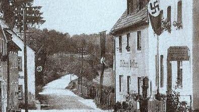 Auch im Kreis Forchheim wurde 1933 das kommende neue Reich blindlings gefeiert: Gößweinstein mit Beflaggung  Repro: Franze