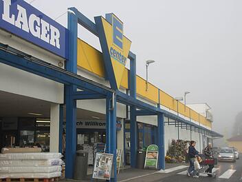 Pläne in Hammelburg geändert: Edeka hat einen neuen Bauantrag für das E-Center in der Kissinger Straße eingereicht.  Foto: Markus Reeh