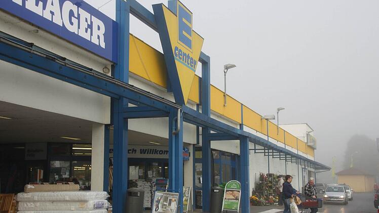 Pläne in Hammelburg geändert: Edeka hat einen neuen Bauantrag für das E-Center in der Kissinger Straße eingereicht.  Foto: Markus Reeh