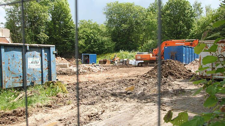 Ein Blick durch den Bauzaun zeigt: Der Abbruch geht inzwischen weiter.