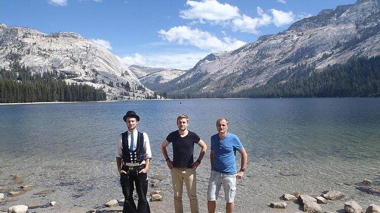 Dieses Bild zeigt Dominik Häußinger mit seinem Bruder Christopher und Vater Dieter am Tioga Lake in _Kalifornien