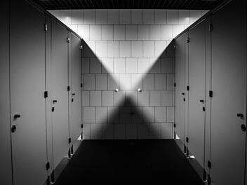 Die Polizei Wunsiedel fahndet nach einem Spanner am Weißenstädter See. Der Mann hatte dort Frauen in der Damentoilette gefilmt. Symbolfoto: Pixabay.de