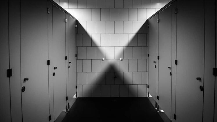 Die Polizei Wunsiedel fahndet nach einem Spanner am Weißenstädter See. Der Mann hatte dort Frauen in der Damentoilette gefilmt. Symbolfoto: Pixabay.de